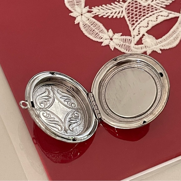 π³π± Beautiful Delft Blue Hand Painted Locket - Picture 4 of 4